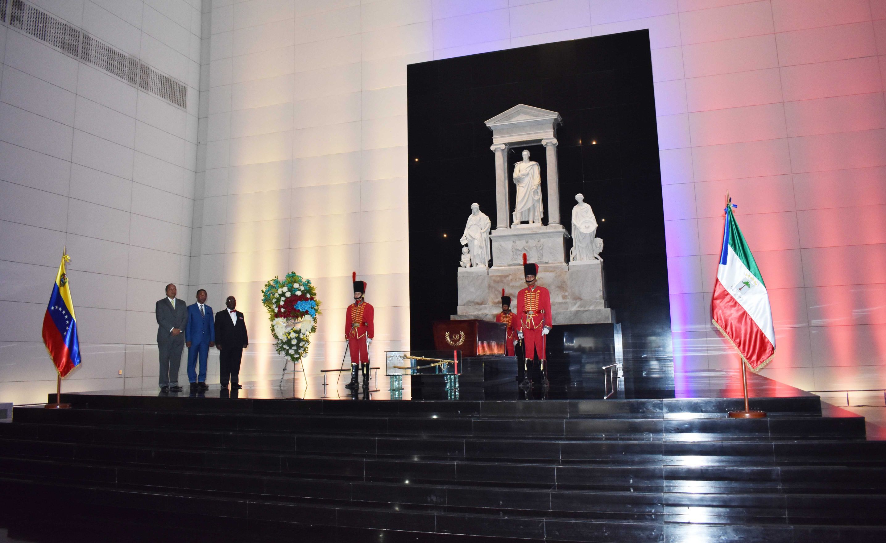 resized_Ofrenda_Floral_Panteon_Nacional_Venezuela-36