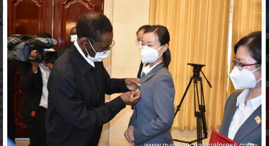 El Jefe de Estado condecora a los especialistas de la Brigada Médica China