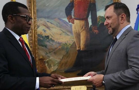 Canciller Yván Gil recibe Copias de Estilo del Embajador designado de Guinea Ecuatorial